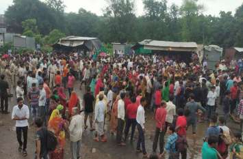 Man stabbed to death Man stabbed : सरेराह युवक को मारी चाकू, मौके पर हुई मौत