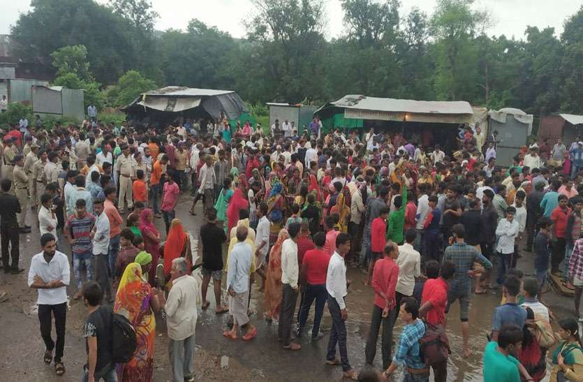 Man stabbed Man stabbed : सरेराह युवक को मारी चाकू, मौके पर हुई मौत