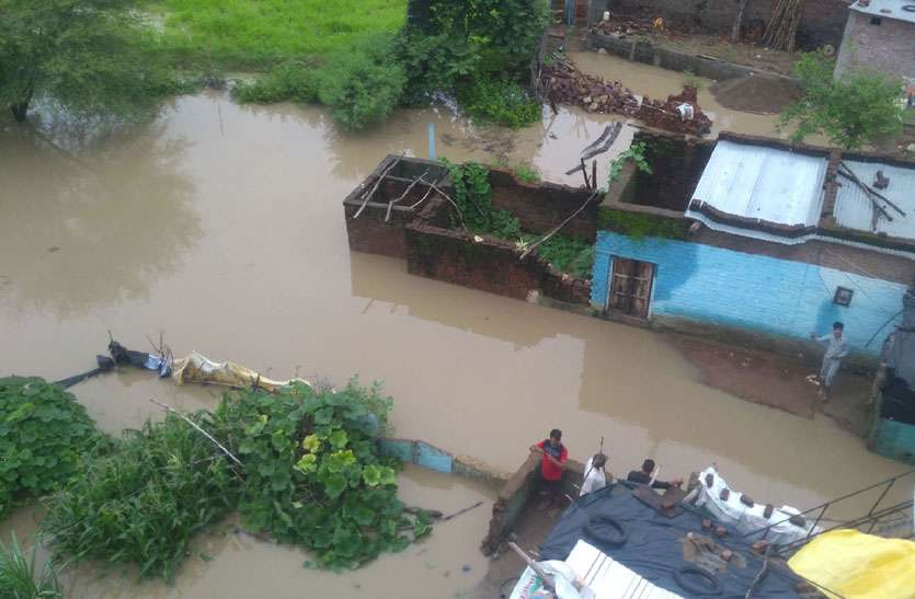 news heavy rain : बारिश का कोहराम, उफनती नदियों ने घेरे गांव,28 घंटे बंद रहे नेशनल हाईवे, घरों में नहीं बना खाना