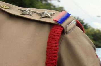 robbery with four family robbers in police dress पुलिस की ड्रेस पहनकर आये बदमाशों ने चार परिवारों को बंधक बनाकर लूटा