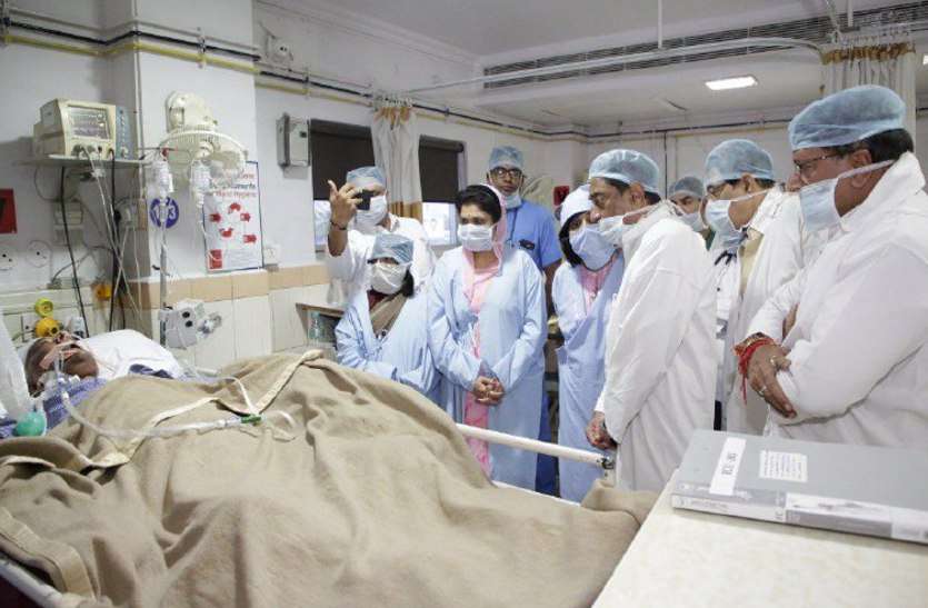 babulal Gaur health : former cm babu lal met cm kamal nath in hospital CM कमलनाथ की बातें सुनकर भावुक हो गए पूर्व मुख्यमंत्री बाबूलाल गौर, आखों से छलके आँसू