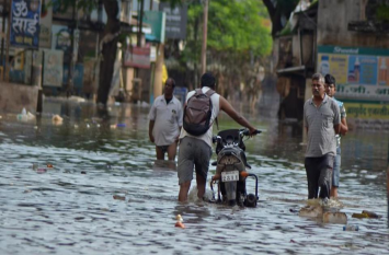 flood in balrampur बलरामपुर इलाके आई बाढ़, तराई क्षेत्र के एक दर्जन मार्गों में आई दरार