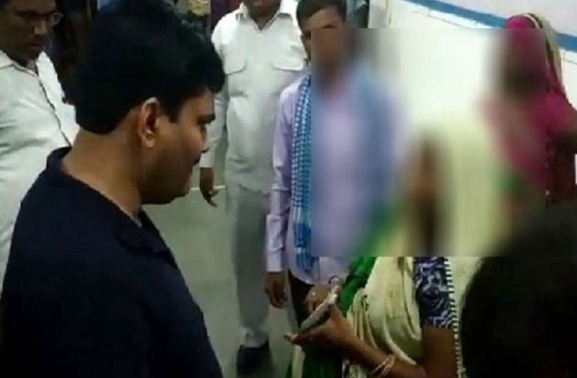 DM disputed comment on pregnant woman गर्भवती महिला ने जब कहा चौथा बच्चा होना है, तो डीएम बोले- शर्म नहीं आती
