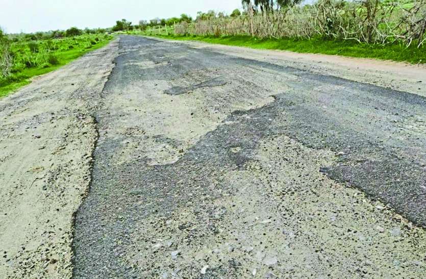 Uprooted road, pit and kankar trouble उखड़ गई सड़क, गड्ढे और कंकर से परेशानी
