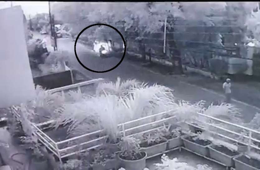 Chain Snatching Video Video: रायपुर के पॉश कॉलोनी में बाइक सवार बदमाशों ने महिला की झपटी चेन, वारदात CCTV में कैद