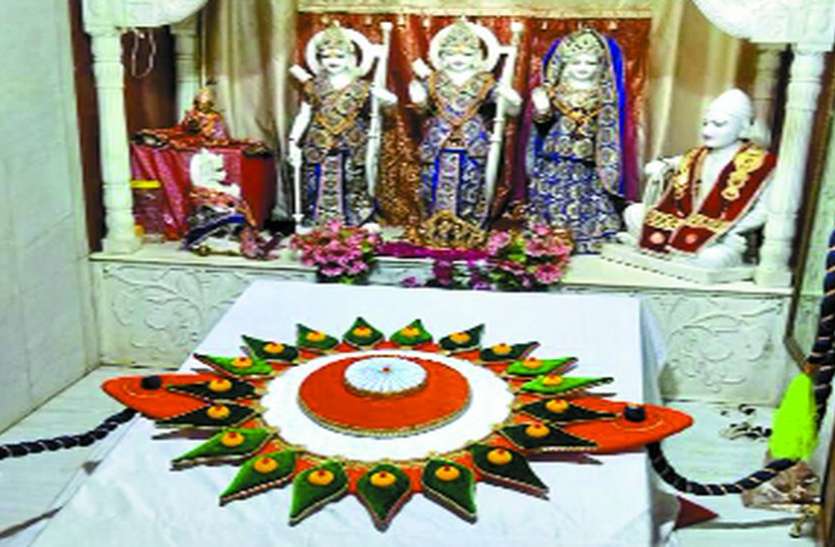 indore VIDEO : भगवान राम के दरबार में चढ़ाई तिरंगा रूपी सबसे बड़ी राखी, नारियल, लड्डू से की तैयार