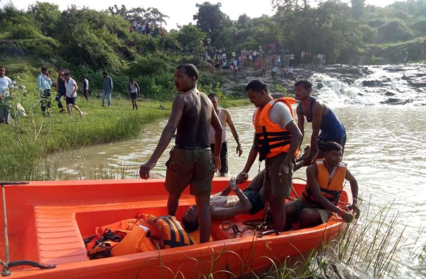 Big incident Video: सेल्फी लेते झरने में गिरा भाई, कुछ देर पहले ही तो बहन ने सजाई थी कलाई, दूसरे दिन मिली लाश, राखी बंधी हाथ देख...
