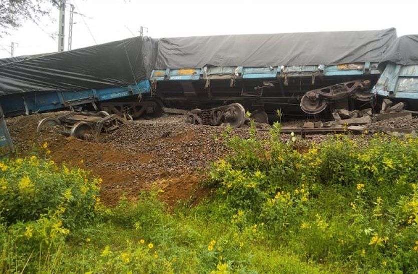 8 Coaches of the Goods Train Derailed in Rewari Phulera Track : सीकर जिले के कांवट में माधोकाबास के पास फुलेरा से रेवाड़ी जा रही मालगाड़ी हादसे का शिकार हो गई। हादसे में ट्रेन के आठ डिब्बे पटरी से उतर गए।