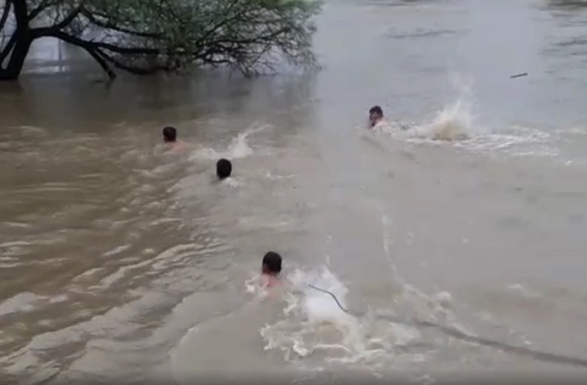 Heavy rain flood situation ब्रेकिंग : भारी बारिश से उफान पर नदी-नाले, कुलांसी नदी पुल से बहा युवक