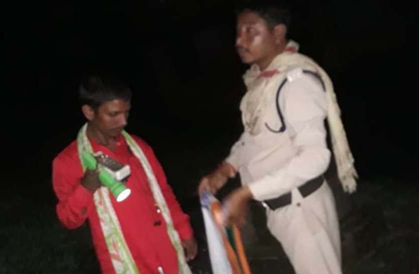 कटघरी ग्राम पंचायत में हुआ तिरंगे का अपमान, तो पुलिस ने देर रात किया ये काम कटघरी ग्राम पंचायत में हुआ तिरंगे का अपमान, तो पुलिस ने देर रात किया ये काम