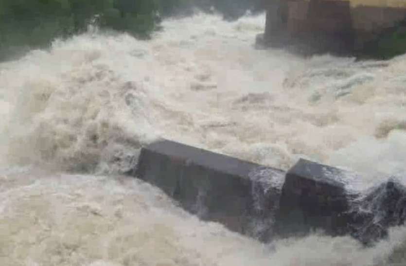Flood भारी बारिश से जनपद में बने बाढ़ जैसे हालात, कई ट्रेनें प्रभावित, इतनों की हुई मौत