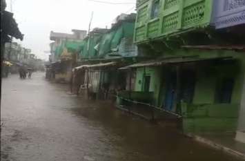 Flood in lalitpur causes death trains affected भारी बारिश से जनपद हुआ पानी-पानी, देखें वीडियो