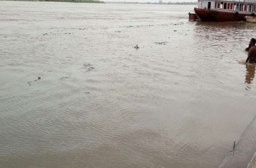 Ganga Water Level गंगा में लगातार बढ़ाव जारी, घाट किनारे रहने वालों में मची खलबली