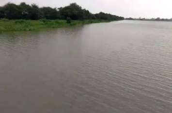 ratlam hanuman tal open 4 gate latest hindi news VIDEO रतलाम में हनुमान ताल के चार गेट खोले, हो गया लबालब