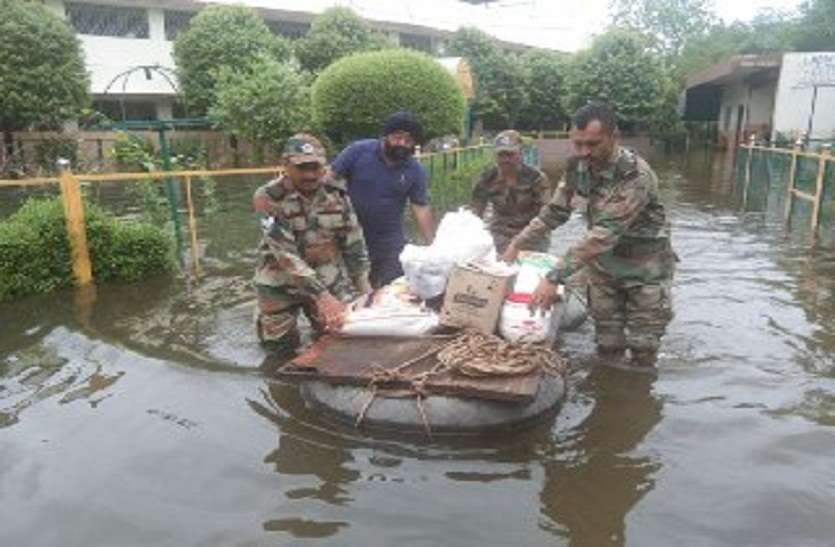 heavy rain in kota division flood in kota division rivers overflow कोटा बैराज से हाई अलर्ट, 48 घंटों की बारिश से कई बस्तियां थर थर्राई, जन जीवन बेपटरी, 181 मंदबुद्धि लोग फंसे, टायर बन रहे तारणहार