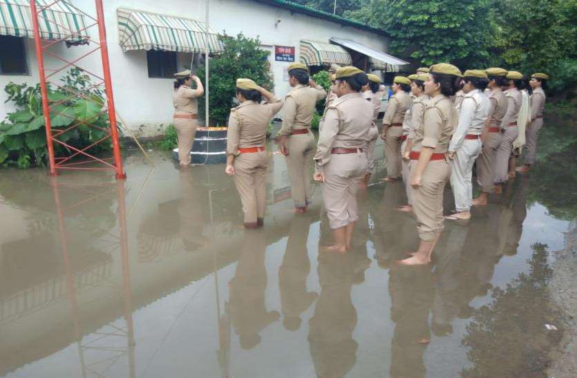 noida महिला पुलिसकर्मियों ने 15 अगस्त को कुछ ऐसे दी तिरंगे को सलामी कि हो गया वायरल