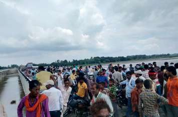 boy jumped into the Rapti River in shravasti पारिवारिक विवाद से तंग आकर युवक ने राप्ती नदी में लगाई छलांग, तलाश जारी