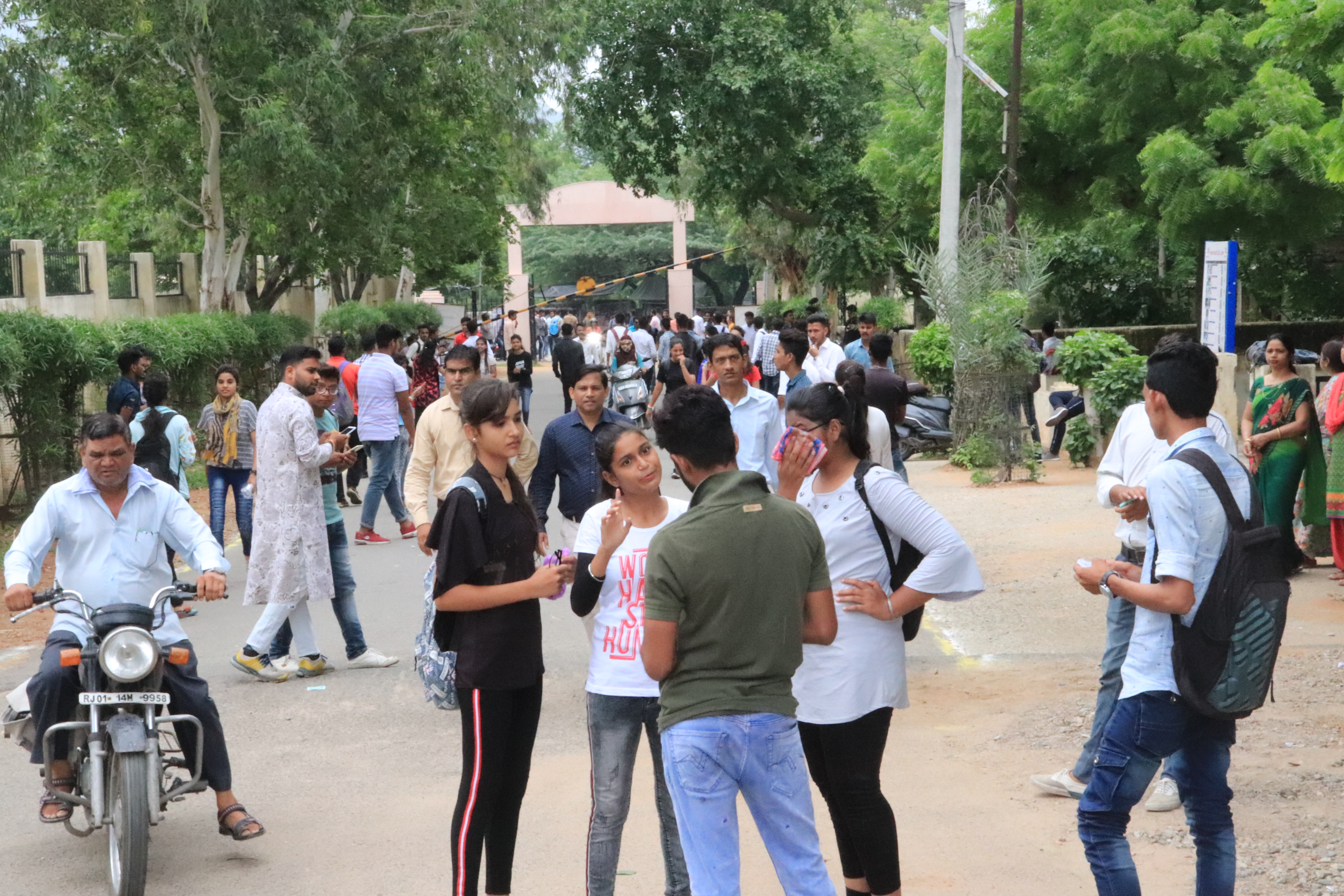 student union election 2019 Student election: नहीं पसंद आ रही पुलिस और कॉलेज की सख्ती