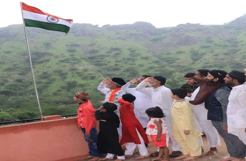 tiranga-hoisted-since-the-year-1947 एक ऐसा मुस्लिम घर जिसपर वर्ष 1947 से फहराया जा रहा तिरंगा