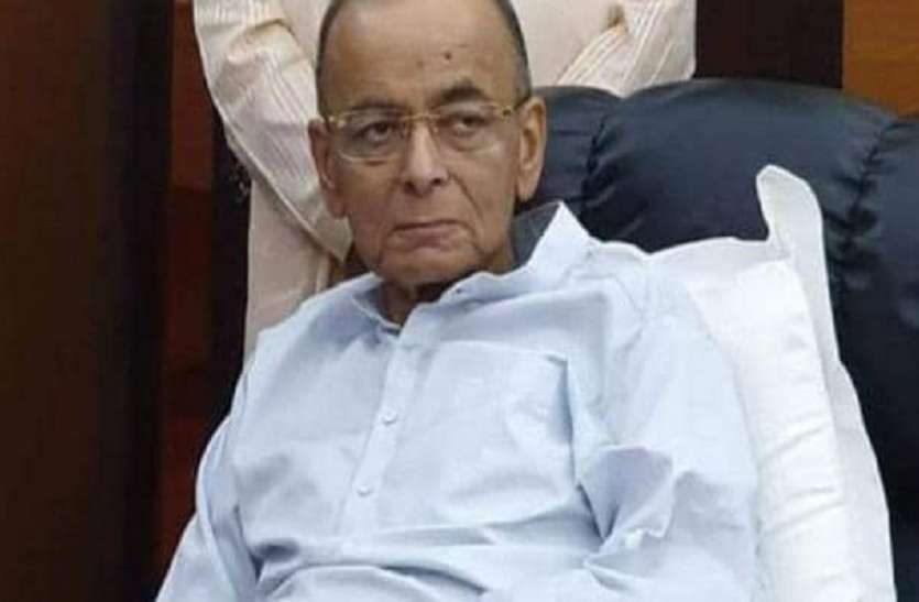 Arun Jaitley अरुण जेटली के फेफड़ों में भर रहा पानी, तबीयत जानने एम्स पहुंचे राष्ट्रपति