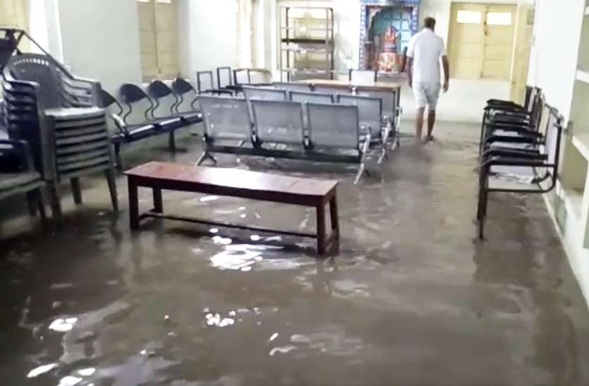 Flood in Rajasthan झालावाड़ में मूसलाधार बारिश से बाढ़ के हालात, मकान गिरने से बड़े भाई की मौत, छोटा घायल