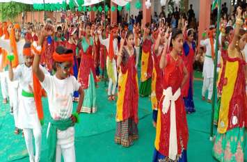 jhunjhunu news बरसात के बीच धूमधाम से मनाया स्वाधीनता दिवस
