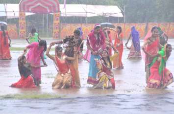 Celebrated Independence Day amidst rain बारिश के बीच हर्षोल्लास से मनाया स्वतंत्रता दिवस