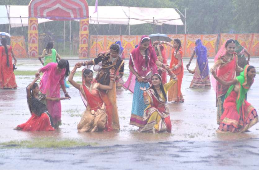 Celebrated Independence Day amidst rain बारिश के बीच हर्षोल्लास से मनाया स्वतंत्रता दिवस