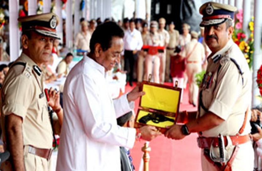 CM kamal nath awarded President Medal for 63 officer of Madhya Pradesh सीएम कमलनाथ ने मध्यप्रदेश के 63 अधिकारियों को राष्ट्रपति पदक से किया सम्मानित