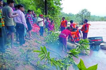 SDRF team rescue 6 fisherman from flood in river तीन दिनों से नदी के टापू पर फंसे थे 6 मछुआरे, SDRF की टीम ने घंटों मेहनत के बाद निकाला बाहर