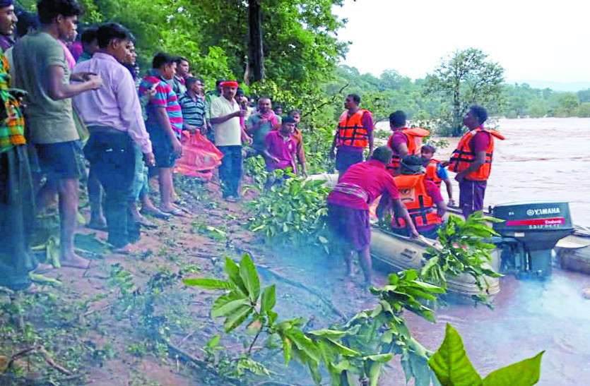 kanker flood तीन दिनों से नदी के टापू पर फंसे थे 6 मछुआरे, SDRF की टीम ने घंटों मेहनत के बाद निकाला बाहर