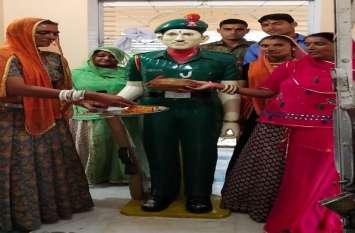 Sisters tied the statue of martyr brother शहीद भाई की प्रतिमा को बहनों ने बांधी राखी