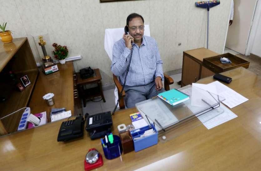 Dr Ajay Shankar Pandey नहीं देखा होगा आईएएस ऑफिसर का ये रूप, 10 मिनट पहले ऑफिस आकर उठा लेता है झाड़ू...