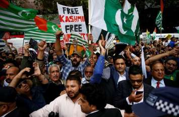 Pakistan protestors creates chaos at Indian embassy in London Video: आर्टिकल 370 पर बौखलाहट-लंदन स्थित भारतीय दूतावास के बाहर पाकिस्तानियों ने किया प्रदर्शन