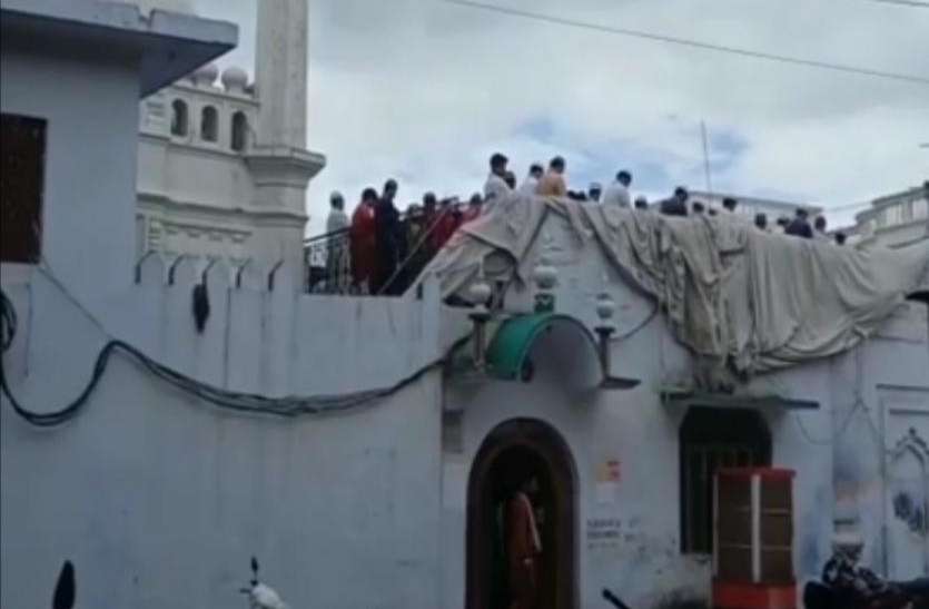 mosque डीजीपी के आदेश के बाद यूपी के इस शहर में यहां पढ़ी गई जुम्मे की नमाज- देखें वीडियो