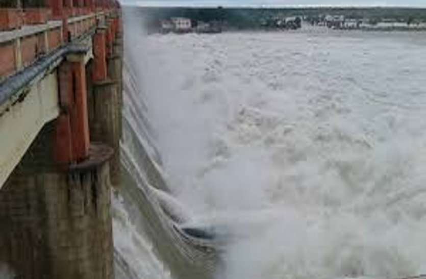 alert in bundelkhand due to heavy rain बुंदेलखंडः लगातार बारिश से बांध फुल, नदियां उफान पर, अलर्ट