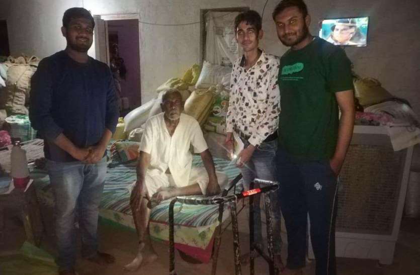 patrika जरूरतमंदों की लाठी बने यह युवा, लाखों के उपकरण दे रहे नि:शुल्क