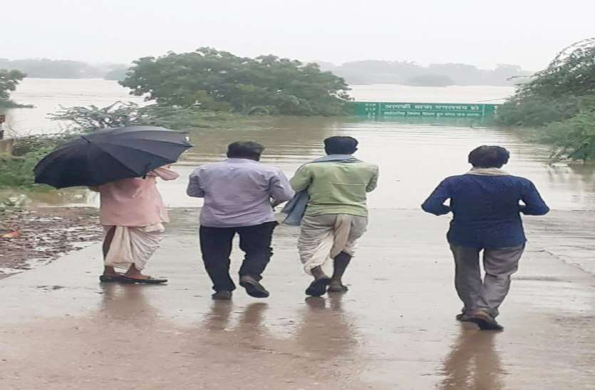 parvati river flow 10 feet over of their danger sign in sheopur sheopur district on high alert : खतरे के निशान 10 फीट ऊपर बह रही पार्वती, चंबलने भी पार किया निशान
