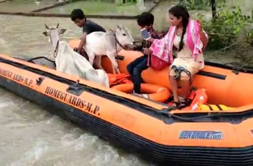होमगार्ड के राहत दल ने बचाई बाढ़ में फंसे परिवार की जान होमगार्ड के राहत दल ने बचाई बाढ़ में फंसे परिवार की जान