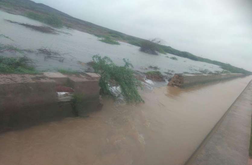 Five inches of rain in Balarwa broke the canal wall, lightning fell बालरवा में पांच इंच बारिश से नहर की दीवार टूटी, बिजली गिरी