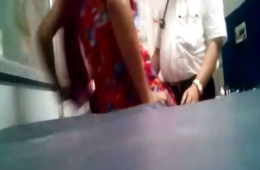 Physiotherapist molest female patient इलाज के बहाने लड़की के साथ करने लगा ये गन्दा काम, डॉक्टर की हैवानियत जानकार रह जाएगे हैरान