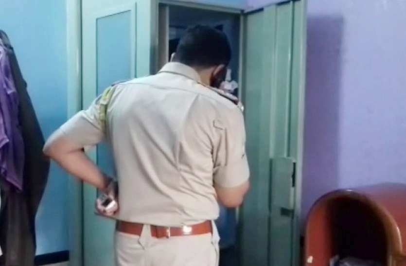 Thief Stolen Mobiles from House : शहर के वार्ड नंबर मोचीवाडा में चोर रात के समय मकान का गेट खोल कर अंदर घुस गए। चोरों ने मकान में एक-एक कमरे में जाकर सामान चैक किया। बच्ची ने गेम के लिए मोबाइल मांगा तो पता चला घर में हो गई वारदात, जानिए कैसे