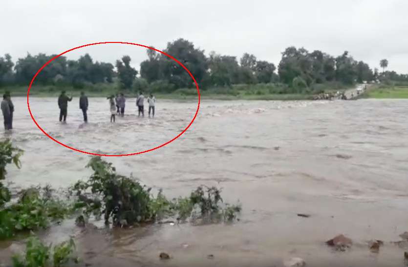 Jakham Dam Overflow जाखम बांध पर चली 2 फिट की चादर, कई मार्ग हुए बंद, 5 इंच से ज्यादा बारिश से कई इलाके जलमग्न