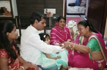 Sisters tied defense thread on brothers' wrist बहनों ने भाइयों की कलाई पर बांधा रक्षा सूत्र