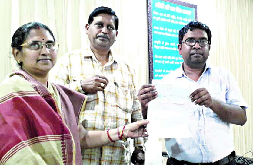 tree plantation donation प्रोफेसर दंपती ने किया ऐसा नेक काम, लोग कर रहे सलाम, आप भी जरूर पढि़ए दुनिया बदलने की सोच रखने वालों की कहानी