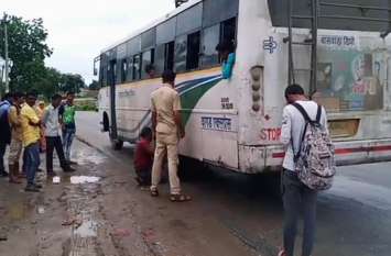 Roadways bus stopped on Udaipur-Banswara road बारिश के मौसम में बीच रास्ते खराब हो गई रोडवेज बस, उदयपुर-बांसवाड़ा मार्ग पर काफी देर परेशान हुए यात्री