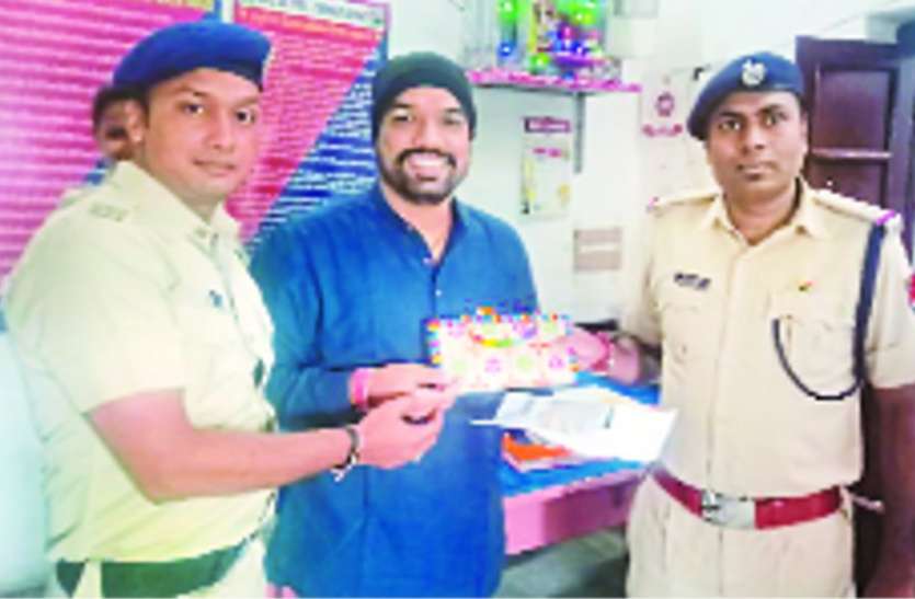 indore सुपरफास्ट ट्रेन में जेवर से भरा पर्स भूली महिला, फिर चेहरे पर ऐसे आईं मुस्कान
