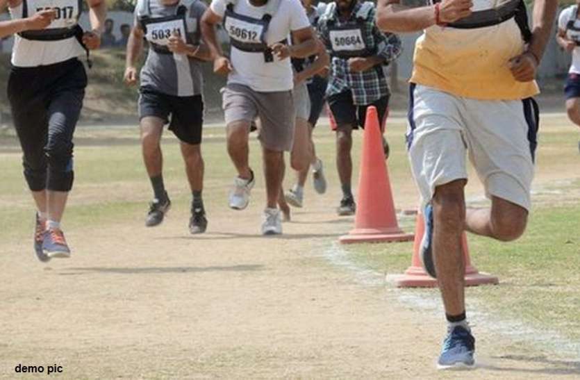 indore CISF की भर्ती में दौड़ रहा युवक हांफते-हांफते गिरा और हो गई मौत, हार्ट अटैक की आशंका