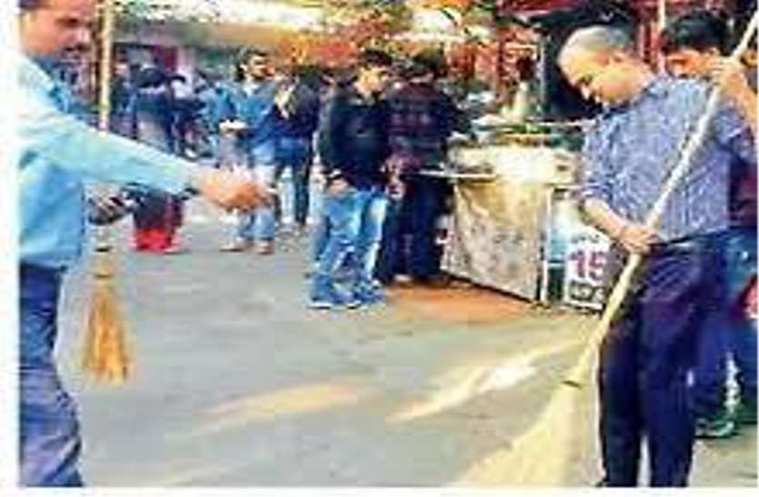 patrika महाकाल मंदिर के आसपास सफाई नहीं, 50 हजार जुर्माना