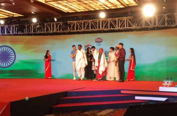 Jaipur rural : Film actor Akshay Kumar honors family of Pulwama martyr फिल्म अभिनेता अक्षय कुमार ने पुलवामा शहीद रोहिताश के परिजनों का दिल्ली में सम्मान किया